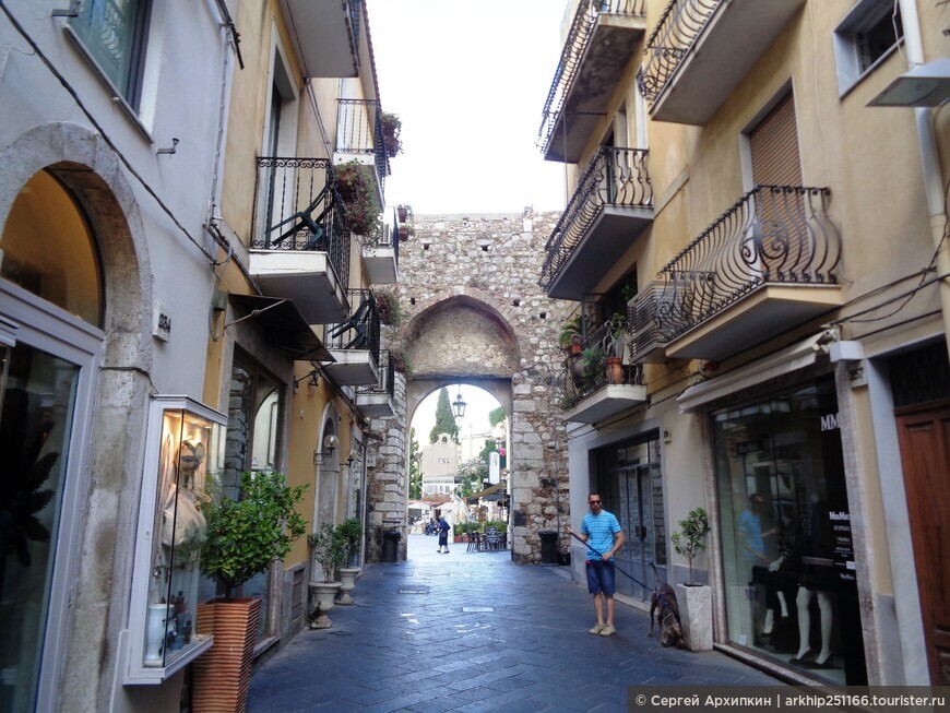 Средневековые ворота Порта-Катания и крепостные стены в Таормине на Сицилии
