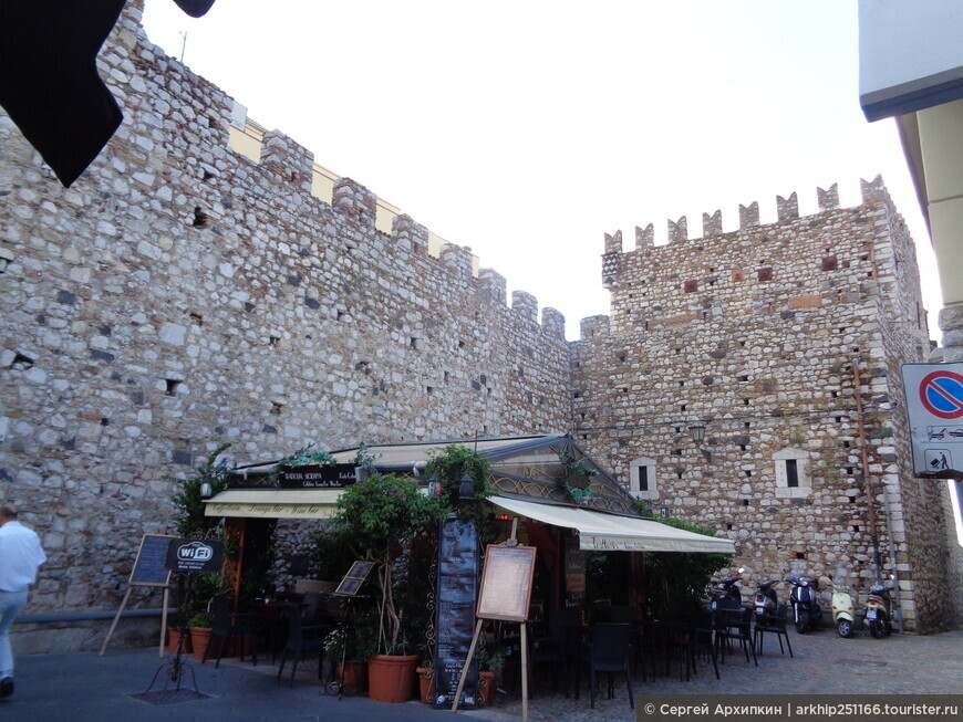 Средневековые ворота Порта-Катания и крепостные стены в Таормине на Сицилии