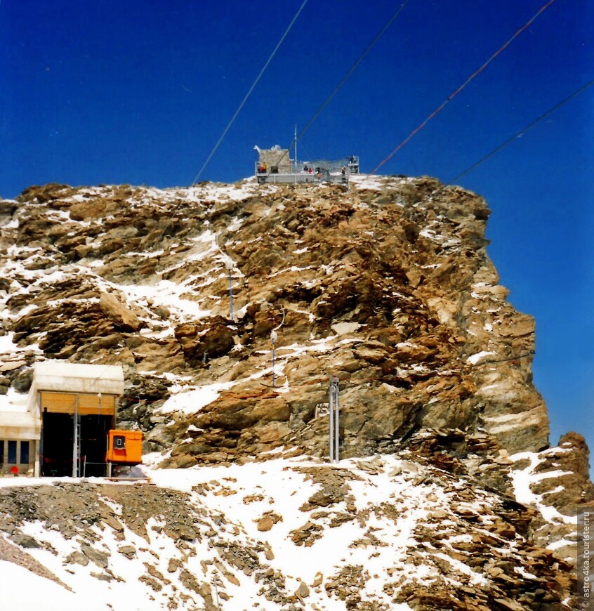 Для сравнения фото 2005 года, как выглядела вершина Малого Маттерхорн. Тогда ещё не было лестницы для самостоятельного подъёма, да и сама смотровая наверху выглядела иначе.