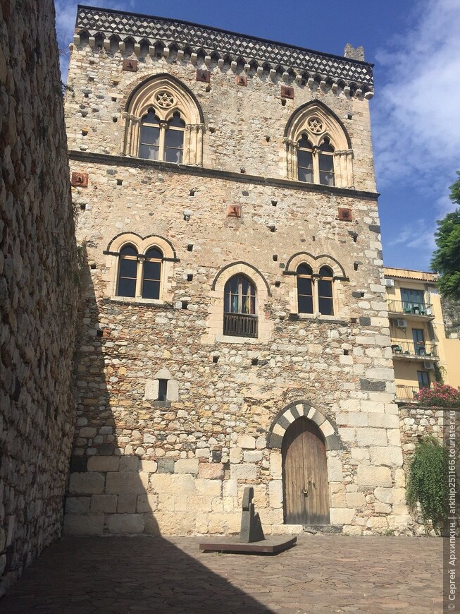 Средневековый дворец Дука ди Сан Стефано (14 века) в Таормине на Сицилии