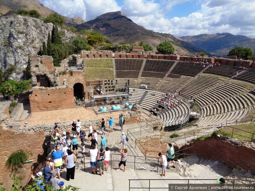 Одни из самых больших древнегреческих античных театров в Мире — театр в Таормине на Сицилии