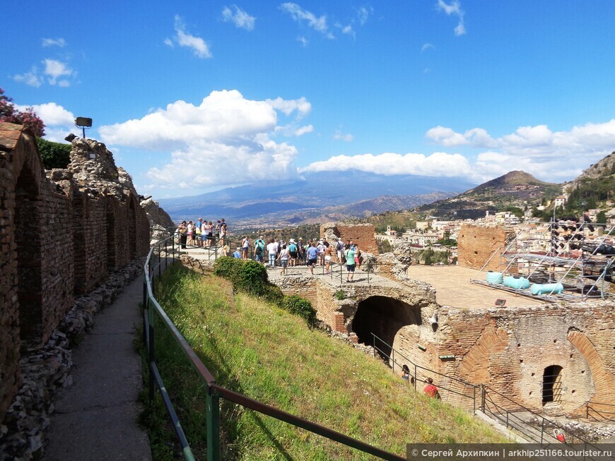 Одни из самых больших древнегреческих античных театров в Мире — театр в Таормине на Сицилии
