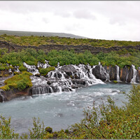 Следующая остановка - Хрёйнфоссар (Hraunfossar). Это серия маленьких водопадиков протяженностью около 900 метров, стекающих в ледниковую реку Хвиту.  Этот необычный водопад называется лавовым.