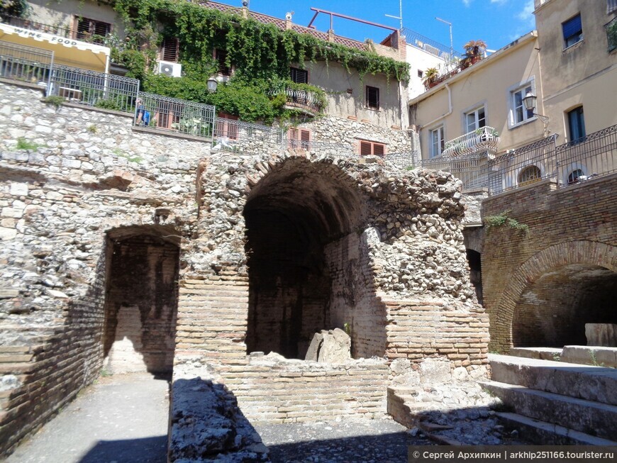 Античная достопримечательность Таормины на Сицилии — древнегреческий Одеон