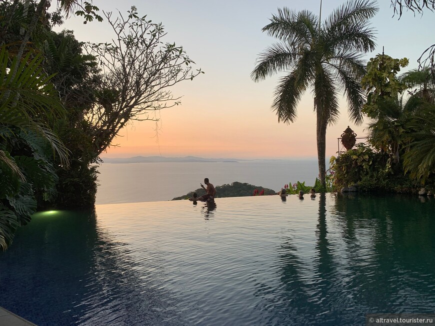 Бассейн-бесконечность (Infinity Pool) в отеле «Вилла Калетас» с видом на океан.