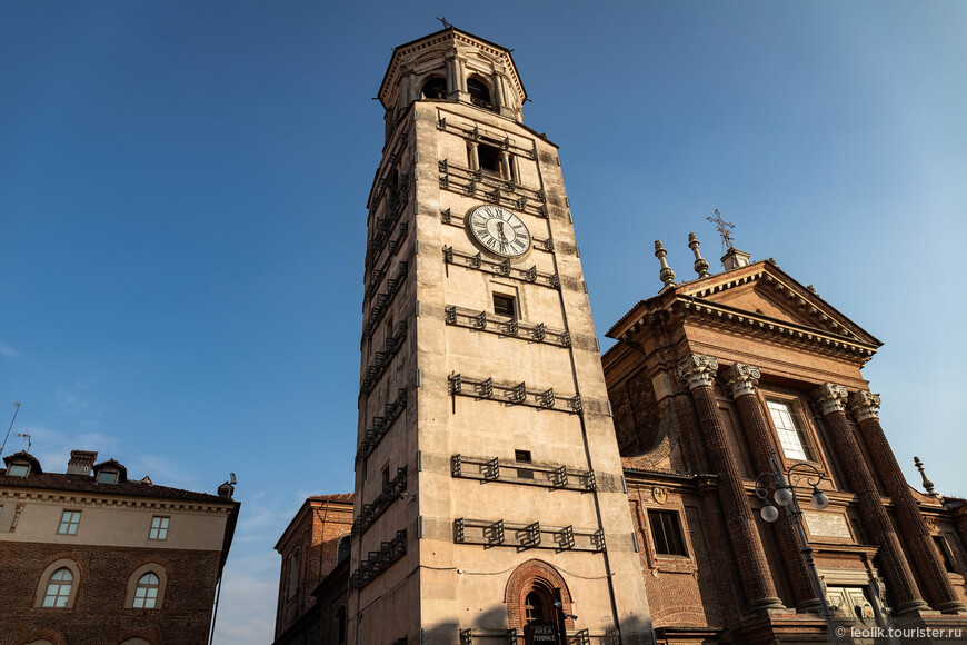 Дуомо был возведен в 1771 году, по проекту архитектора Марио Людовико Куарини, а его колокольная башня, которая заметно отличается по стилю, относится к 15 веку. Фасад неоклассический, внутри мраморный алтарь и фрески художников 19 века: Хартмана, Моргари, Мосселло и Ортори. 