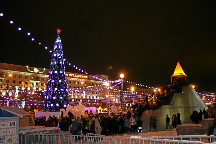 Новогодний городок на площади Революции Челябинска