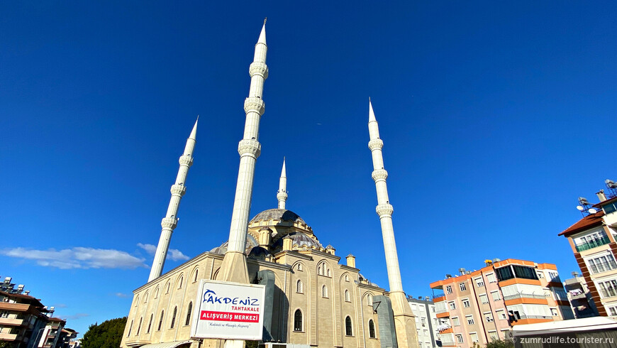 Мечеть Merkez Külliye Camii в Манавгате. Вид с трассы Анталия - Алания.
