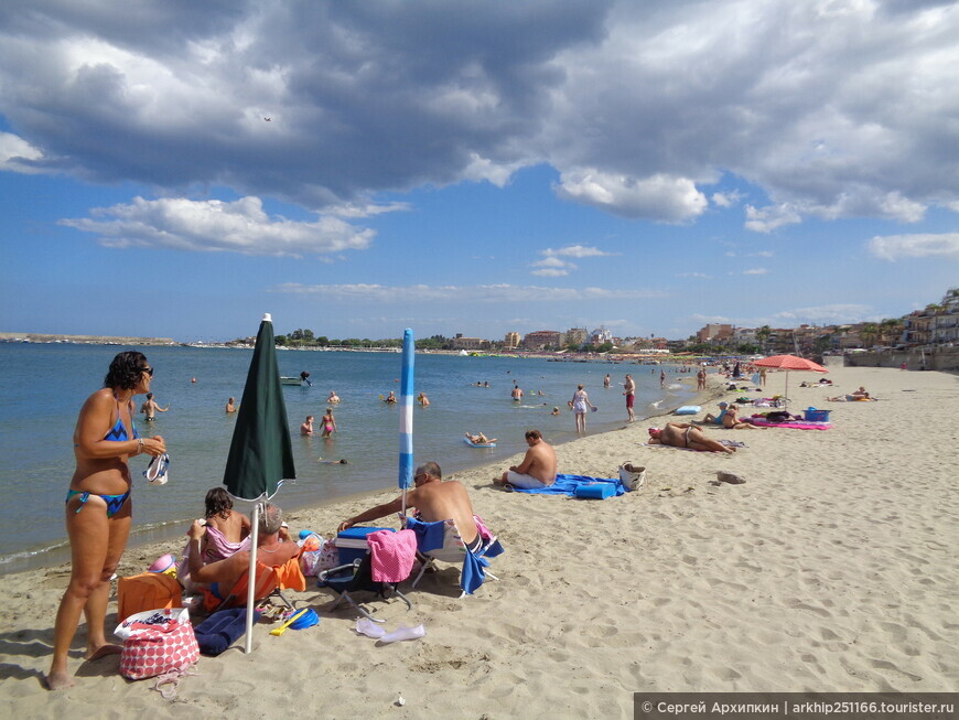 Пляж Джардини-Наксос — лучший пляж в пешей доступности от Таормины (Сицилия)