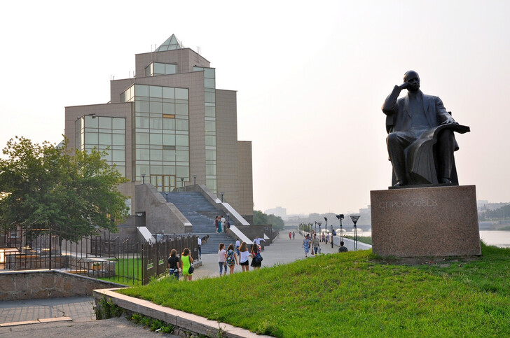 Памятник С. С. Прокофьеву у набережной Миасса