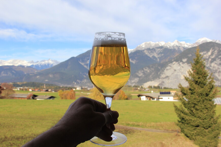 Балкон, горы и пиво