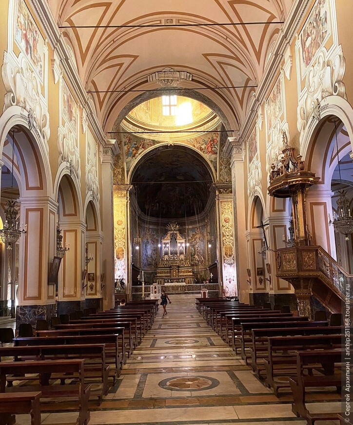 Пышный барочный собор Сан-Себастьян в Ачиреале на Сицилии