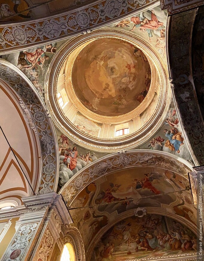 Пышный барочный собор Сан-Себастьян в Ачиреале на Сицилии