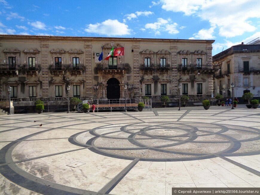 Дуомская площадь с шедеврами сицилийского барокко в Ачиреале на Сицилии