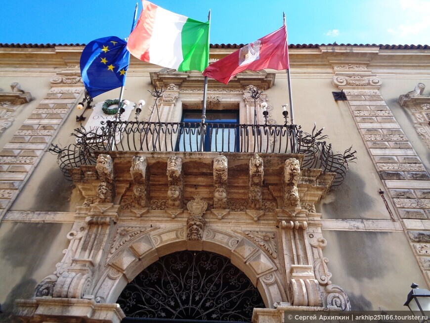 Дуомская площадь с шедеврами сицилийского барокко в Ачиреале на Сицилии