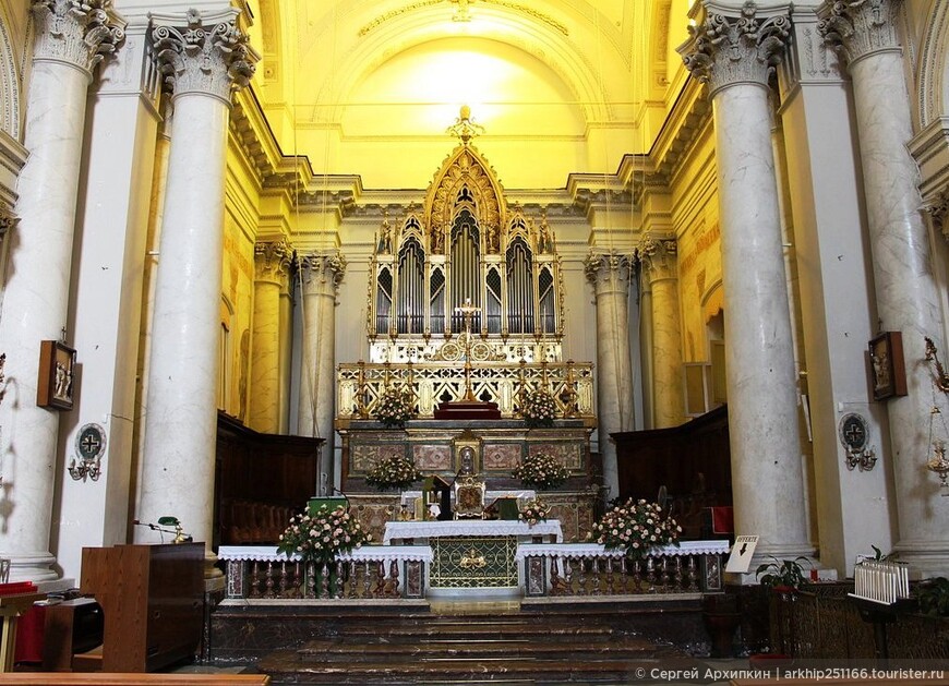 Великолепный барочный собор Святого Петра и Святого Павла в Ачиреале на Сицилии