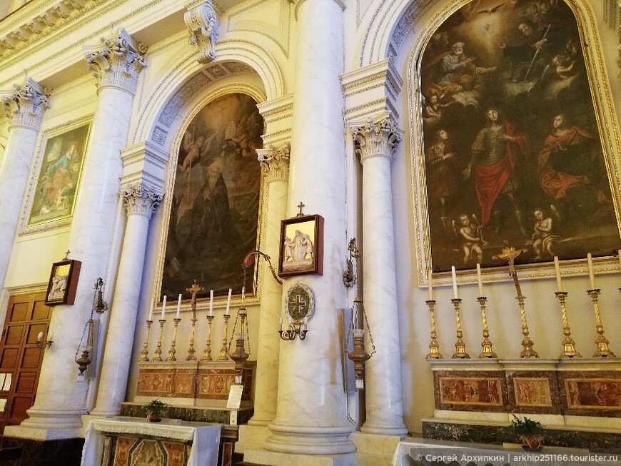 Великолепный барочный собор Святого Петра и Святого Павла в Ачиреале на Сицилии