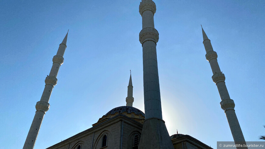 Мечеть Külliye Camii в Манавгате. Минареты