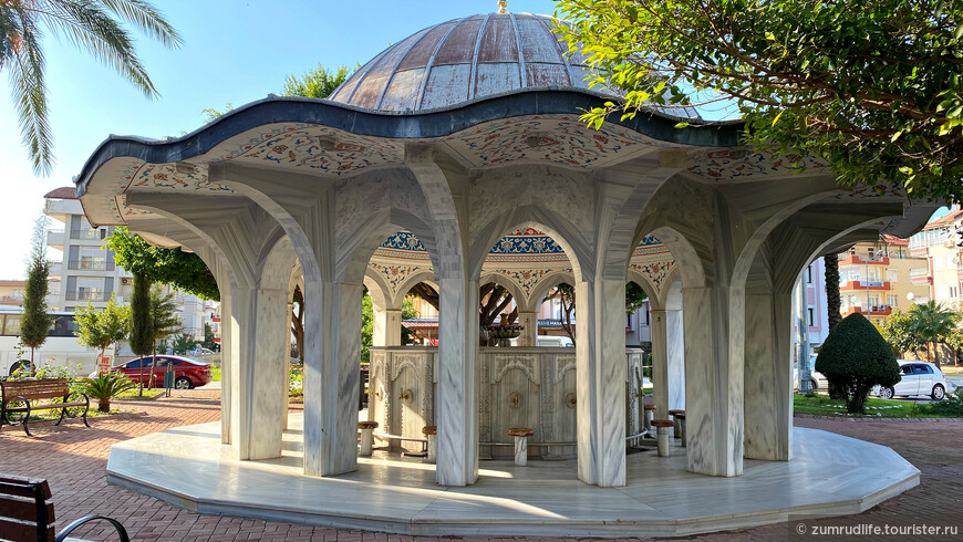 Фонтан во дворе Мечети Külliye Camii в Манавгате