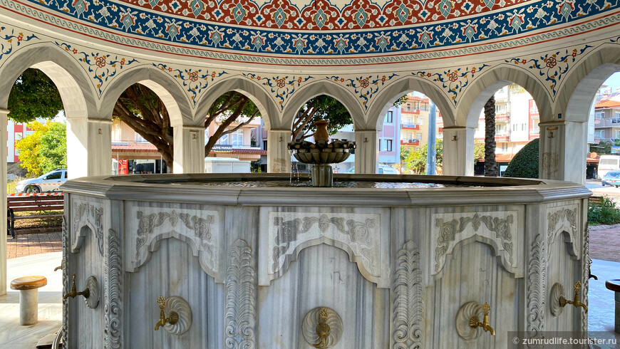 Фонтан во дворе Мечети Merkez Külliye Camii в Манавгате