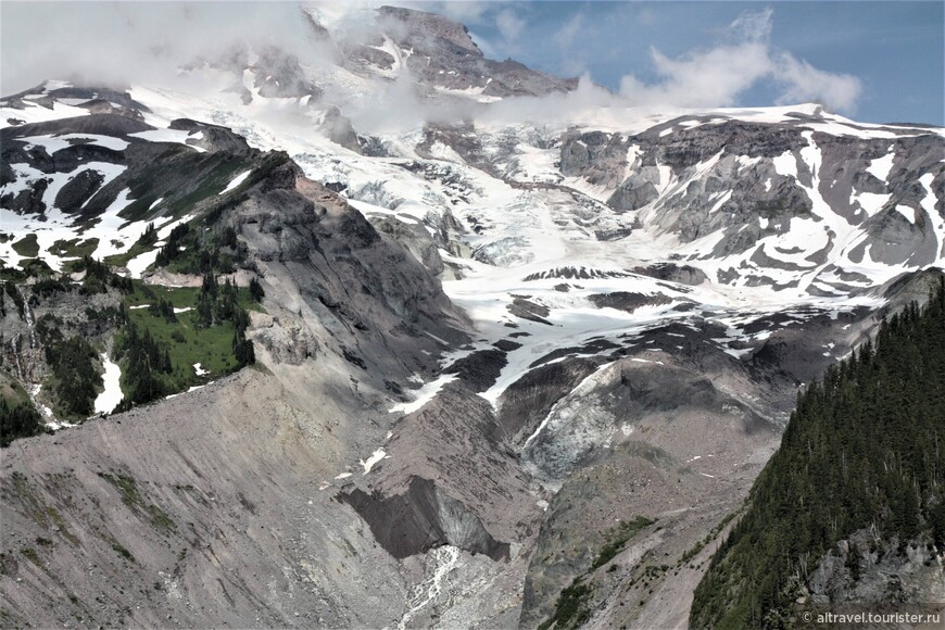 Ледник Нискуалли (Nisqually Glacier). Вершина горы Рейнир - в облаках.