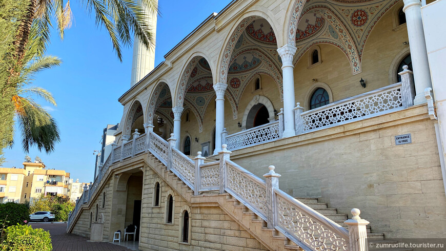 Лестницы в Мечеть Merkez Külliye Camii в Манавгате. 