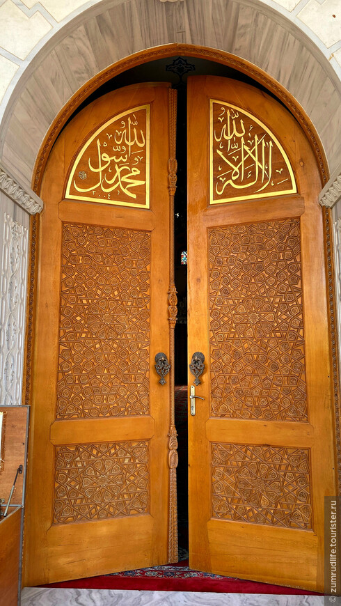 Двери в Мечеть Merkez Külliye Camii в Манавгате. 