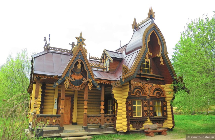 Дом-дача выполненная в русском национальном стиле,как оказалось,подобные дома были повсеместны в 19 столетии.