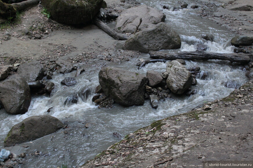 Вода застывшая и вода льющаяся