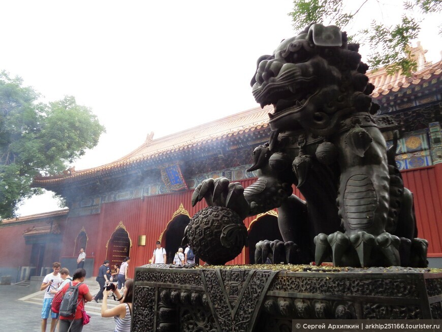 Павильон Десяти тысяч радостей в храме Юнхэгун с огромной статуей Будды — в Пекине
