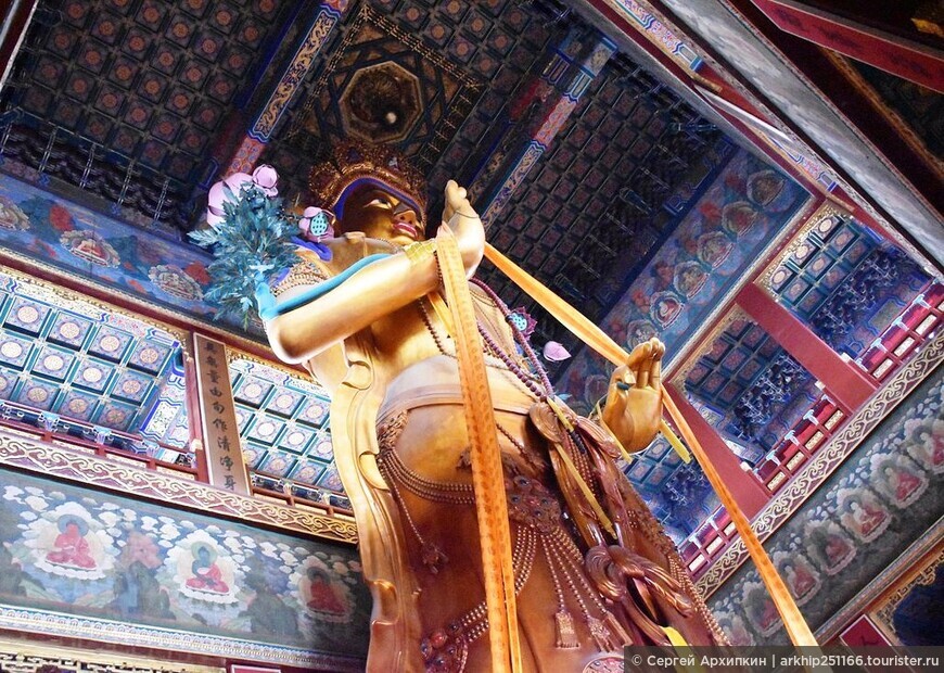Павильон Десяти тысяч радостей в храме Юнхэгун с огромной статуей Будды — в Пекине