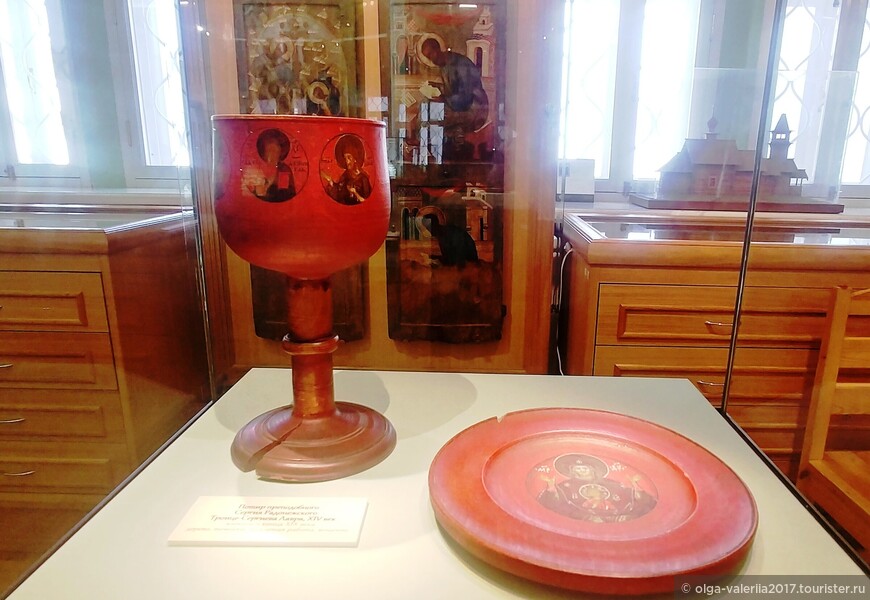 Поттир(Чаша для причастия) и дискос  Преподобного Сергия Радонежского. XIV век. 