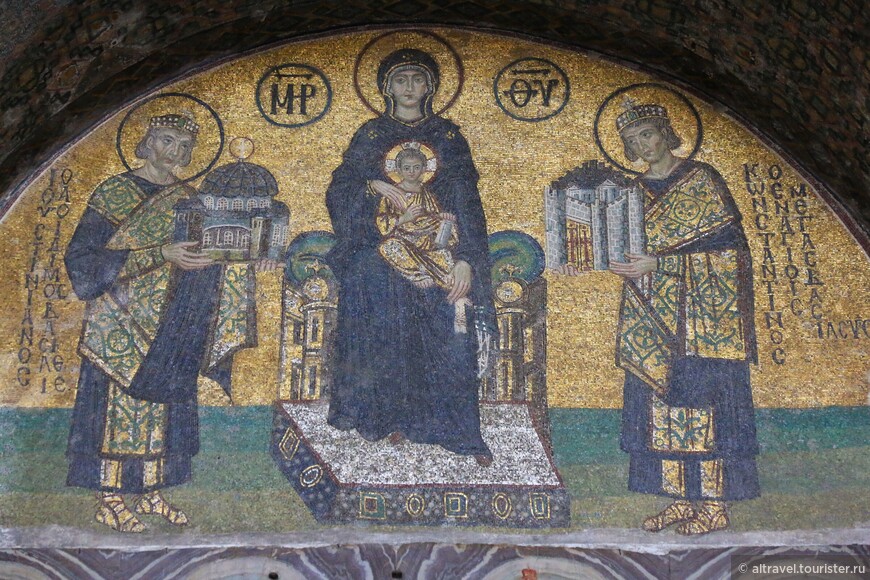 Императоры Константин и Юстиниан перед Богородицей. Мозаика над южным входом в нартекс.