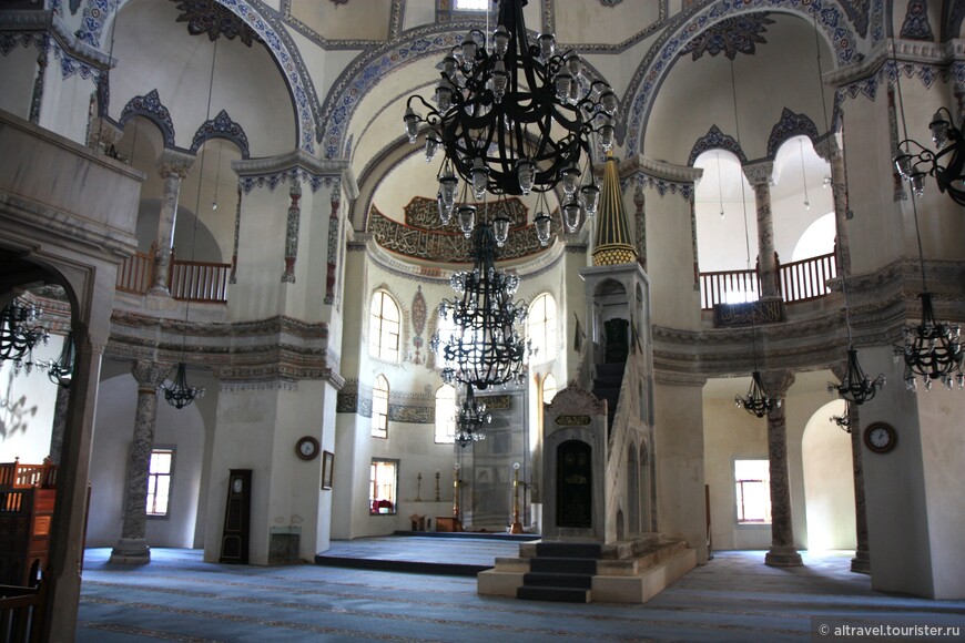 Интерьер церкви (ныне мечети) - вид снизу и с галереи.