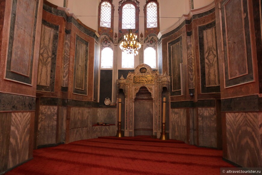 Византийская мраморная облицовка апсиды в церкви Пантократора.