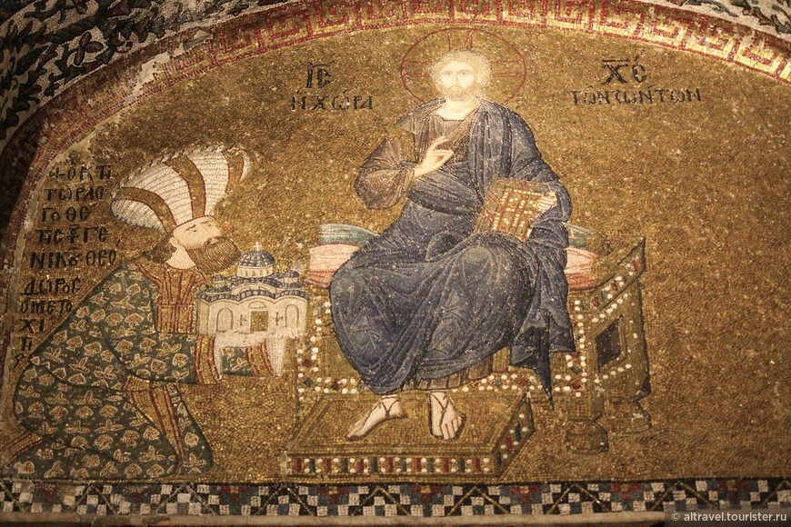Феодор Метеохит перед Христом с моделью церкви Хора. Почему-то византийский вельможа изображён здесь в турецкой чалме.