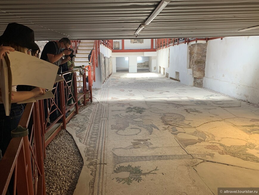 Галерея для зрителей приподнята над мозаичными полами музея, чтобы было удобнее их рассмотреть.