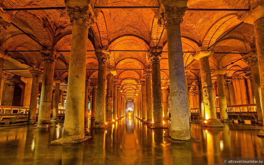 Цистерна Базилика, одна из самых крупных в Константинополе (фото из интернета, во время нашего визита цистерна была закрыта на ремонт).
