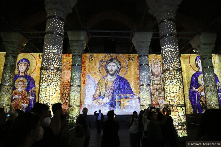 Цистерна Феодосия, которую оборудовали для светомузыкальных представлений. На снимке демонстрируются фрески из Св. Софии.