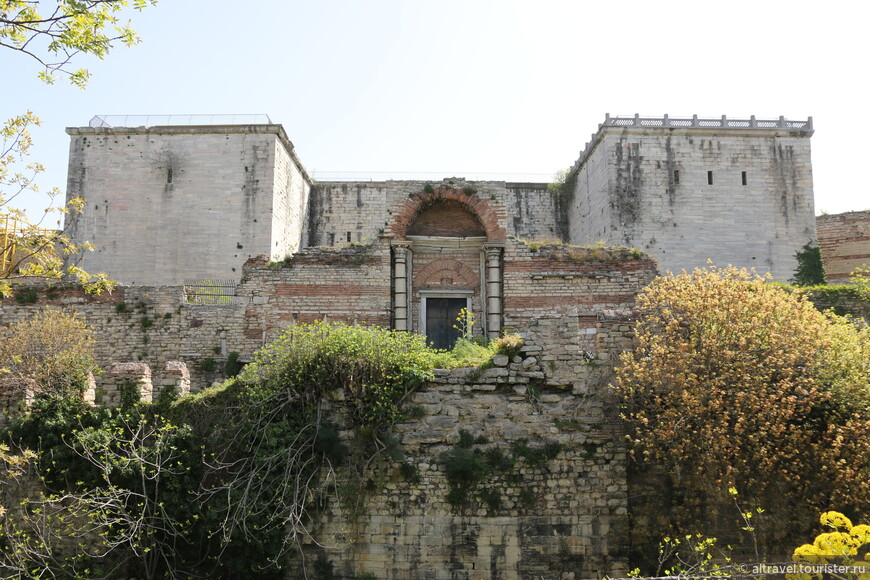 Золотые ворота - главный парадный въезд в Константинополь.
