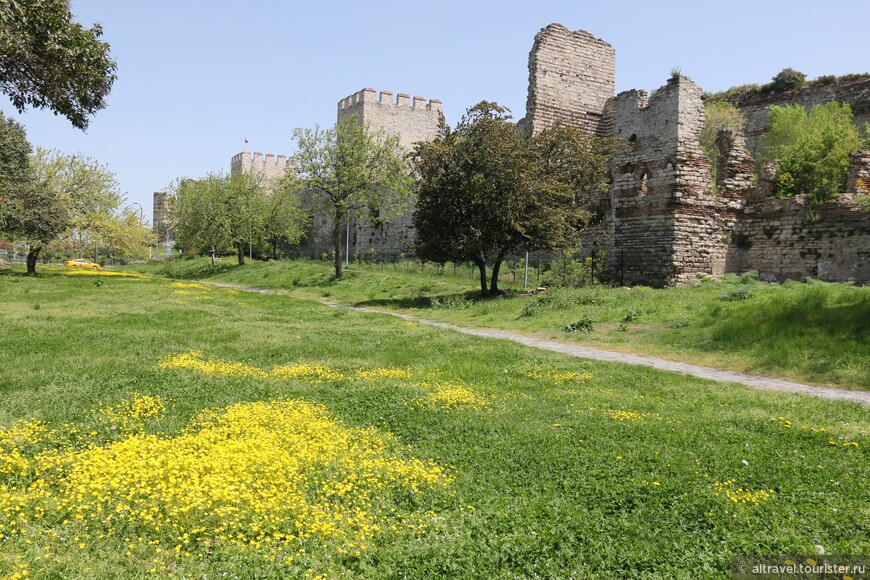 Стены Константинополя - местами вдоль них очень приятно прогуляться.