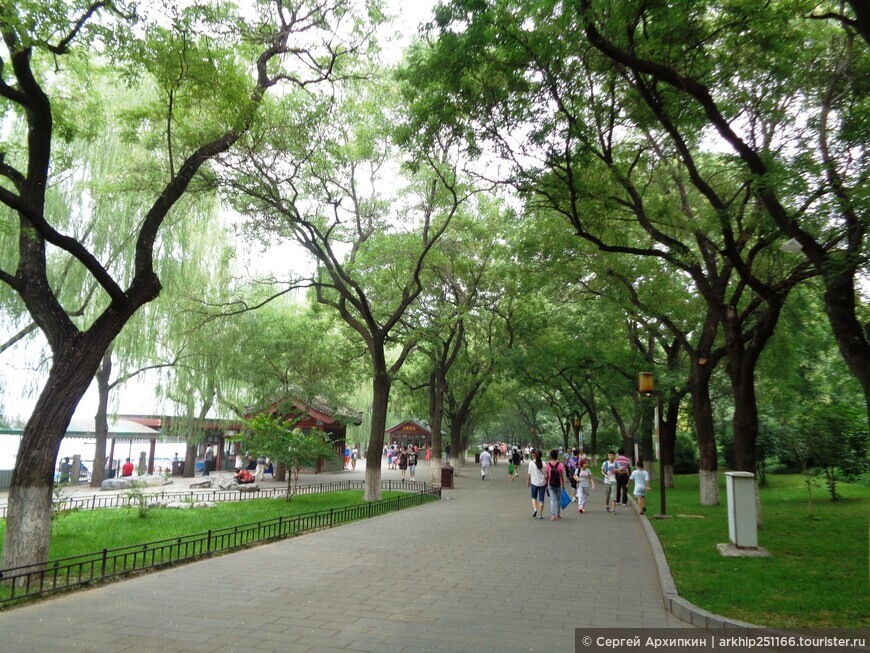 Императорский парк Бэйхай, созданный в 10 веке в Пекине