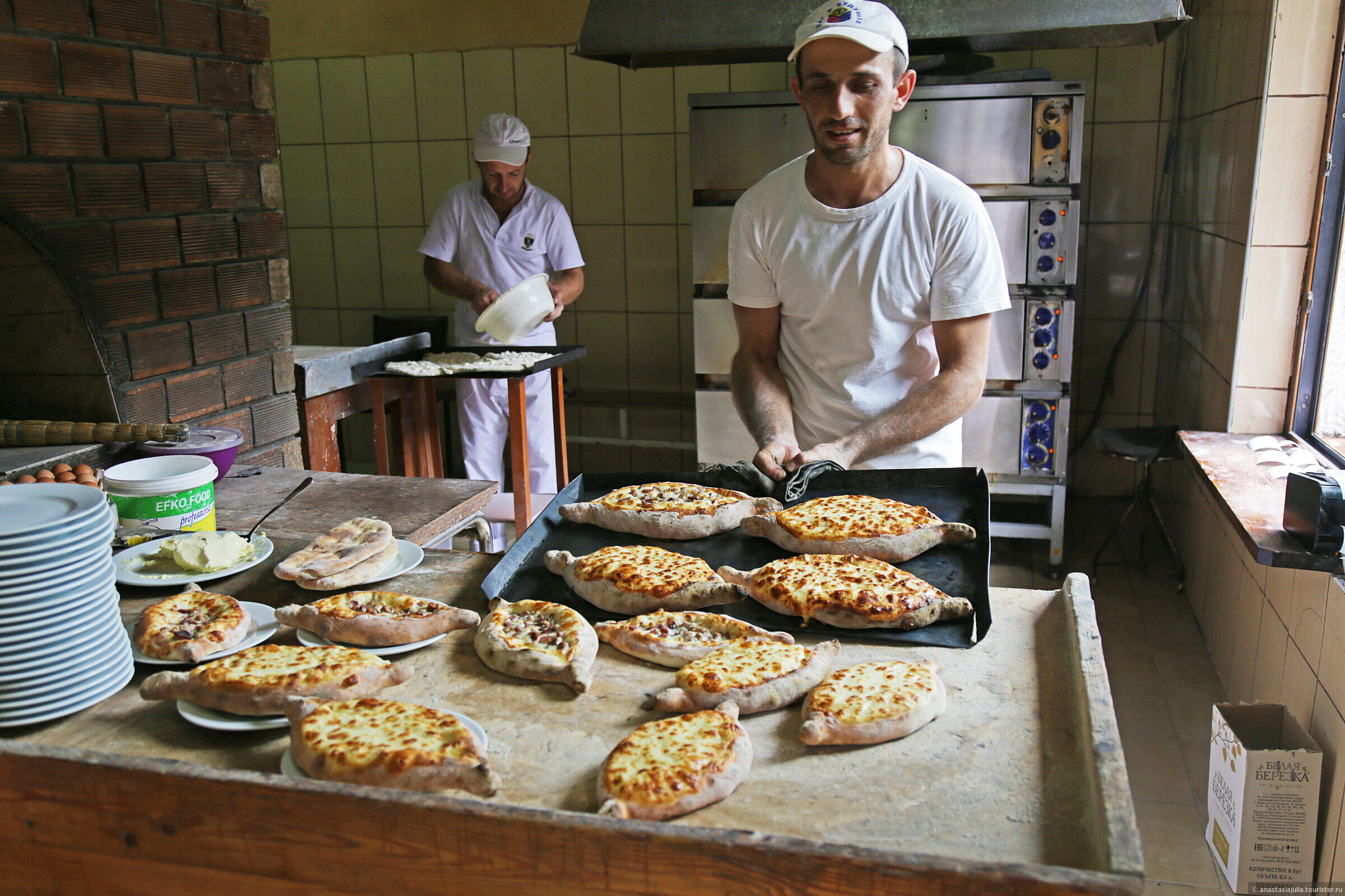 Экскурсии с обедом. Сухум еда. Нартаа Сухум хачапури. Блюда в Абхазии 2022. Абхазская еда.