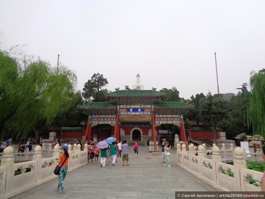 Средневековая Белая Пагода 15 века в Пекине в парке Бэйхай