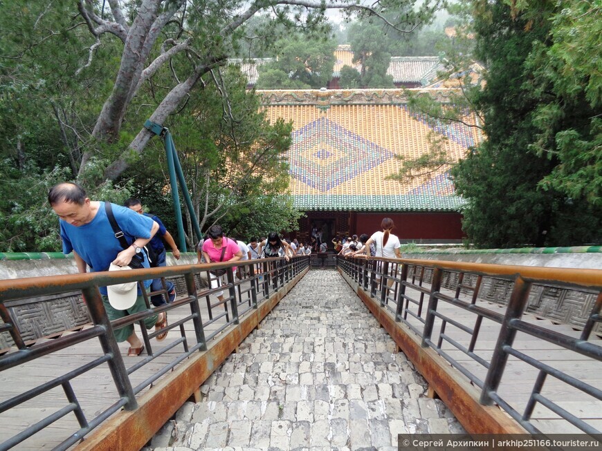 Средневековая Белая Пагода 15 века в Пекине в парке Бэйхай
