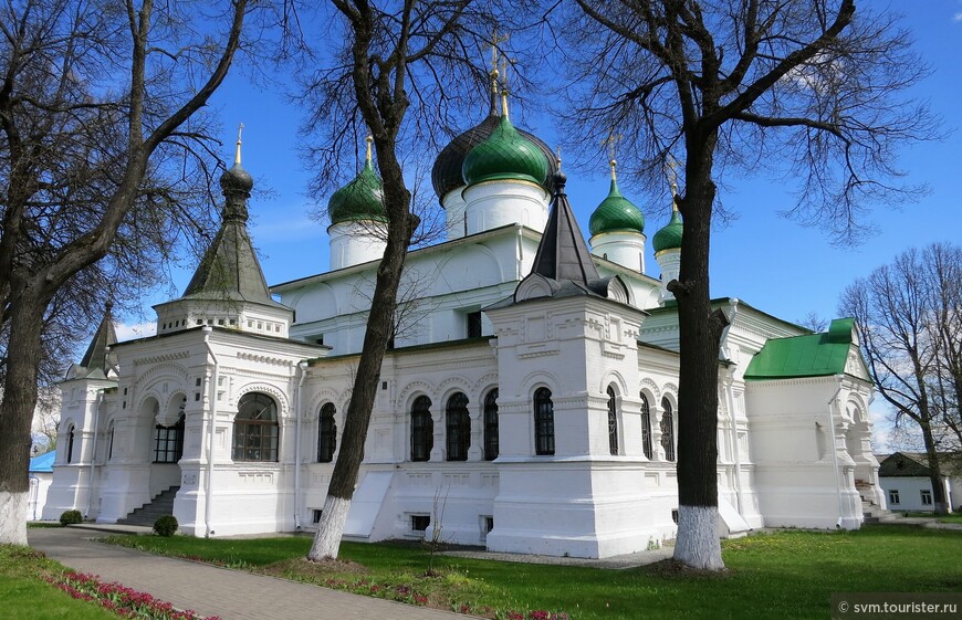 Собор был выстроен целиком на средства Ивана Грозного.