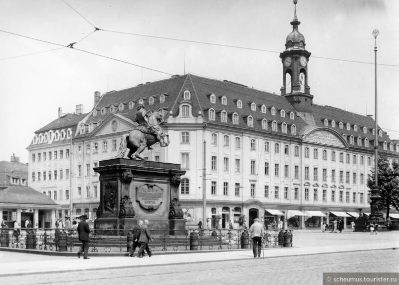 историческое фото памятника на фоне ратуши Нойштата