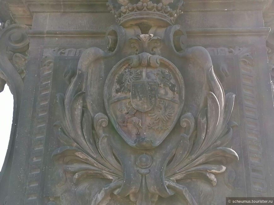 Саксонский герб на фоне Польского королевского герба