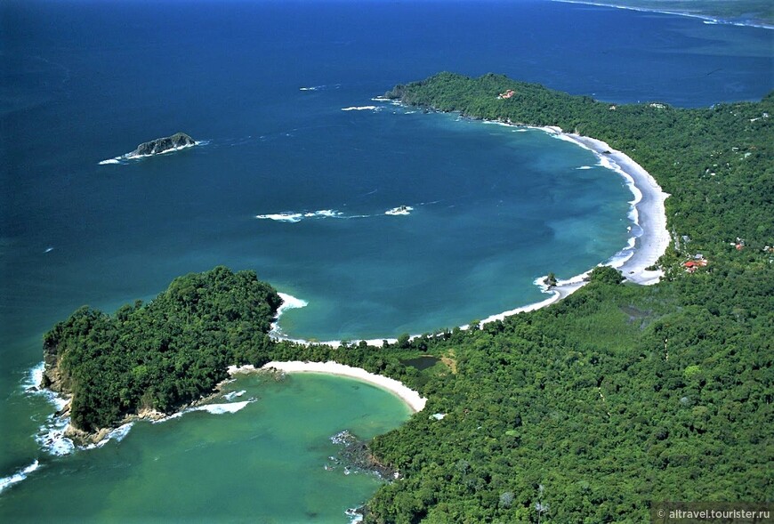 На переднем плане - залив с пляжем Мануэль Антонио, за ним - пляж Эспадилла Сур. Фото из интернета.