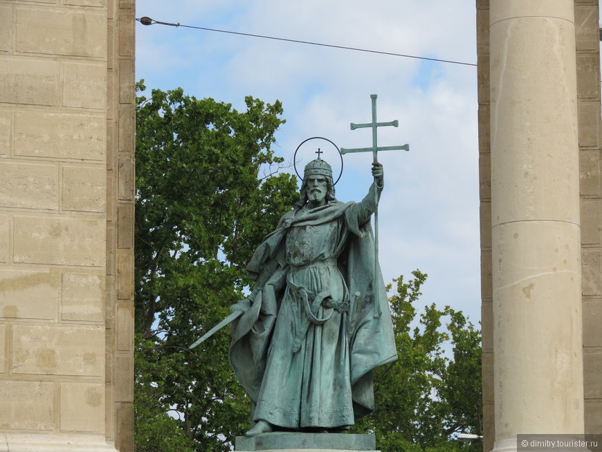 Исторические хроники на площади Героев.